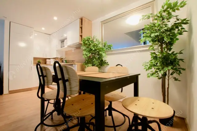 Kiadó albérlet 285000 Ft/hó áron: Budapest, VI. kerület  Teréz körút. Mérete: 59 nm, 1 szobás | Alberlet.hu - 6582765