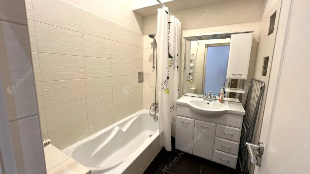 Kiadó albérlet 250000 Ft/hó áron: Budapest, VI. kerület  Teréz körút. Mérete: 66 nm, 1 szobás | Alberlet.hu - 6560878