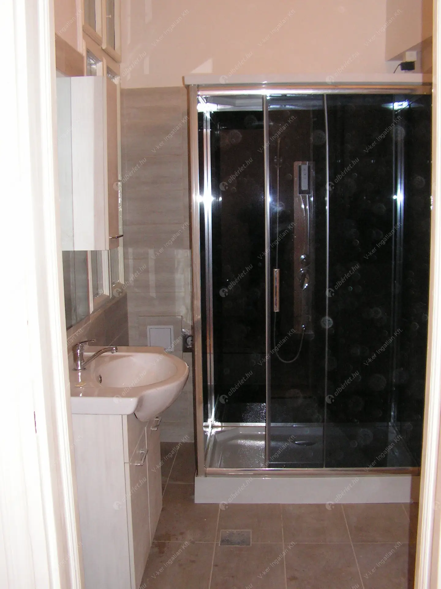 Kiadó albérlet 360000 Ft/hó áron: Budapest, VI. kerület  Teréz körút. Mérete: 80 nm, 3 szobás | Alberlet.hu - 6371919