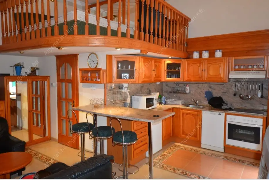 Kiadó albérlet 200000 Ft/hó áron: Budapest, VI. kerület  Vörösmarty utca. Mérete: 40 nm, 1 szobás | Alberlet.hu - 6573957