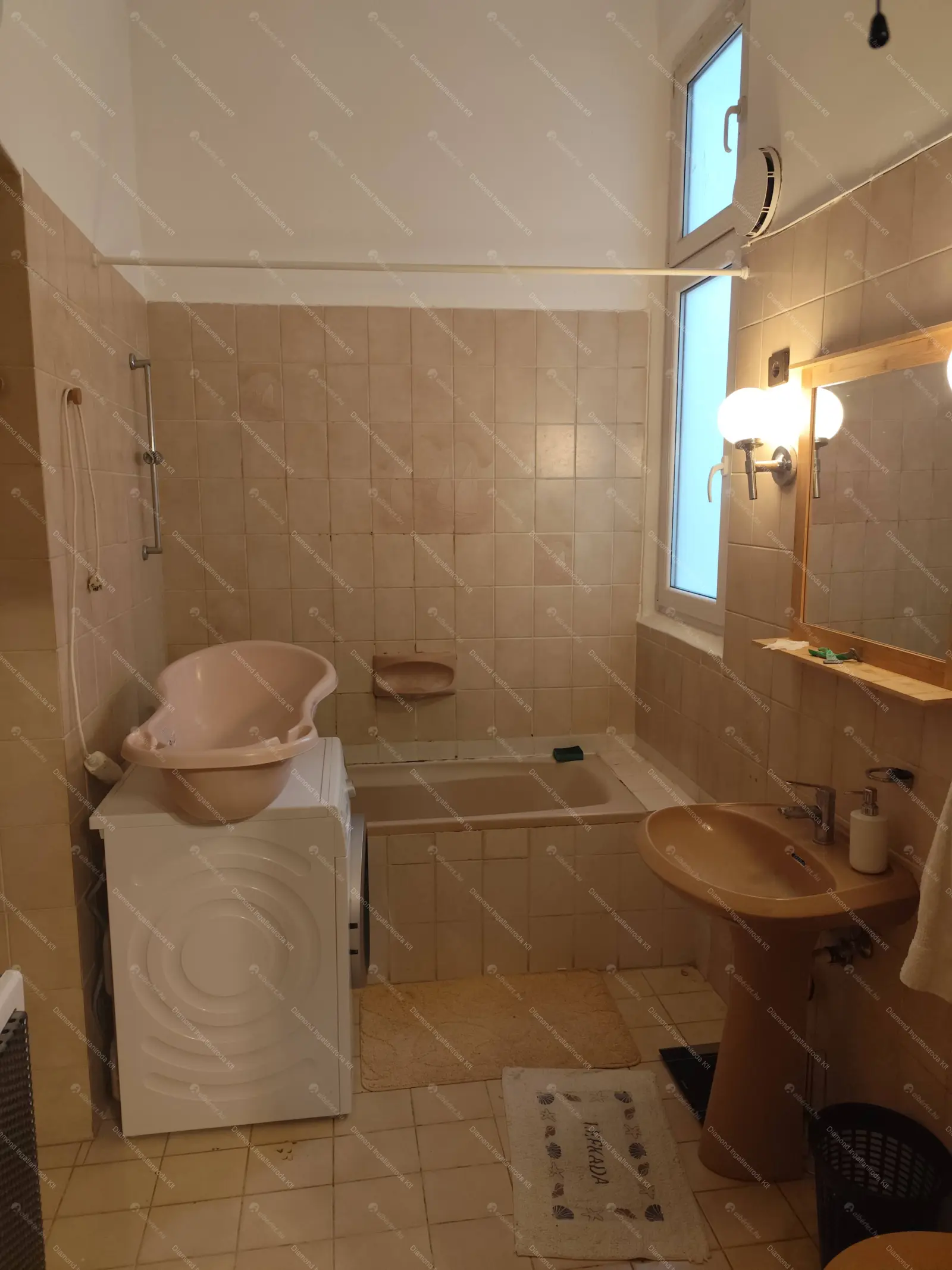 Kiadó albérlet 270000 Ft/hó áron: Budapest, VI. kerület  Vörösmarty utca. Mérete: 70 nm, 2 szobás | Alberlet.hu - 6653858