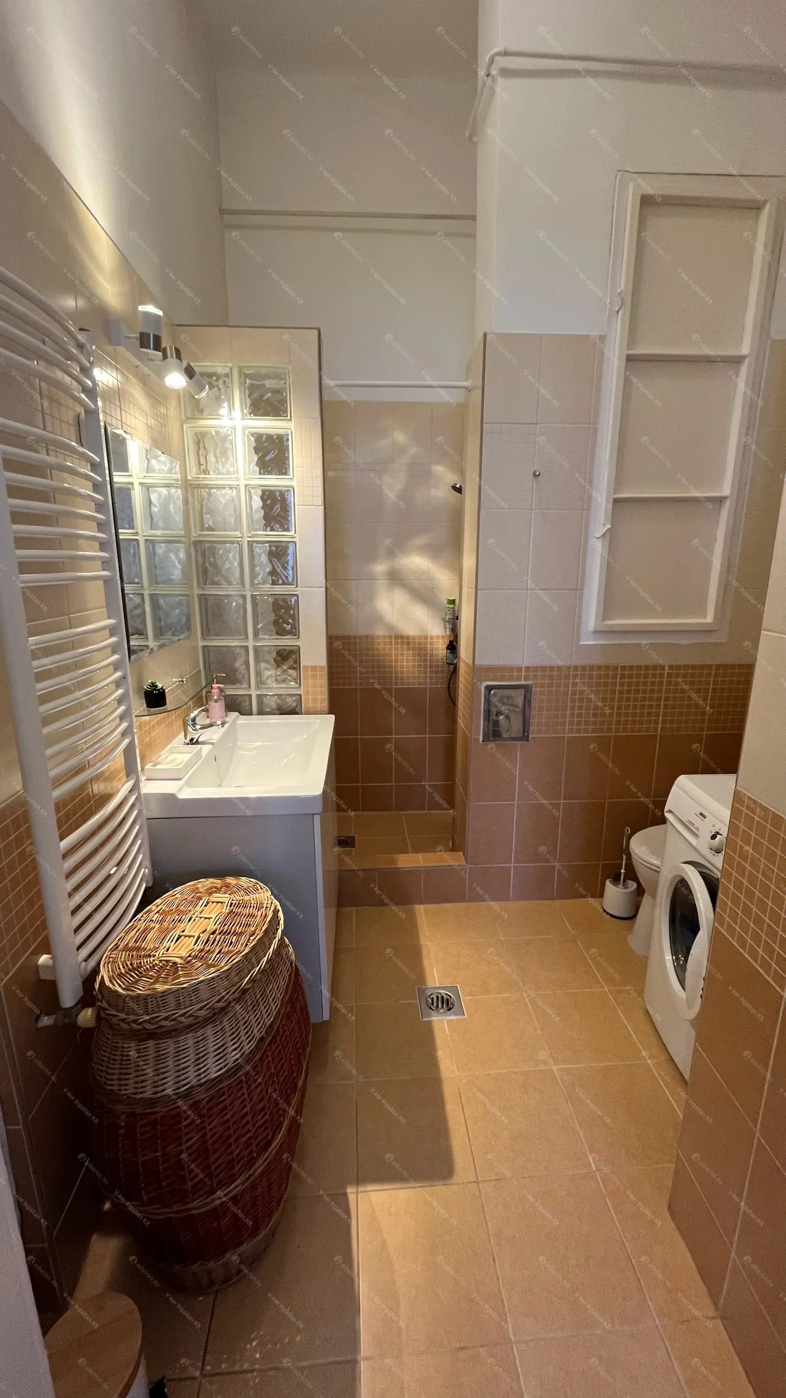 Kiadó albérlet 295000 Ft/hó áron: Budapest, VI. kerület  Vörösmarty utca. Mérete: 70 nm, 2 szobás | Alberlet.hu - 6685848