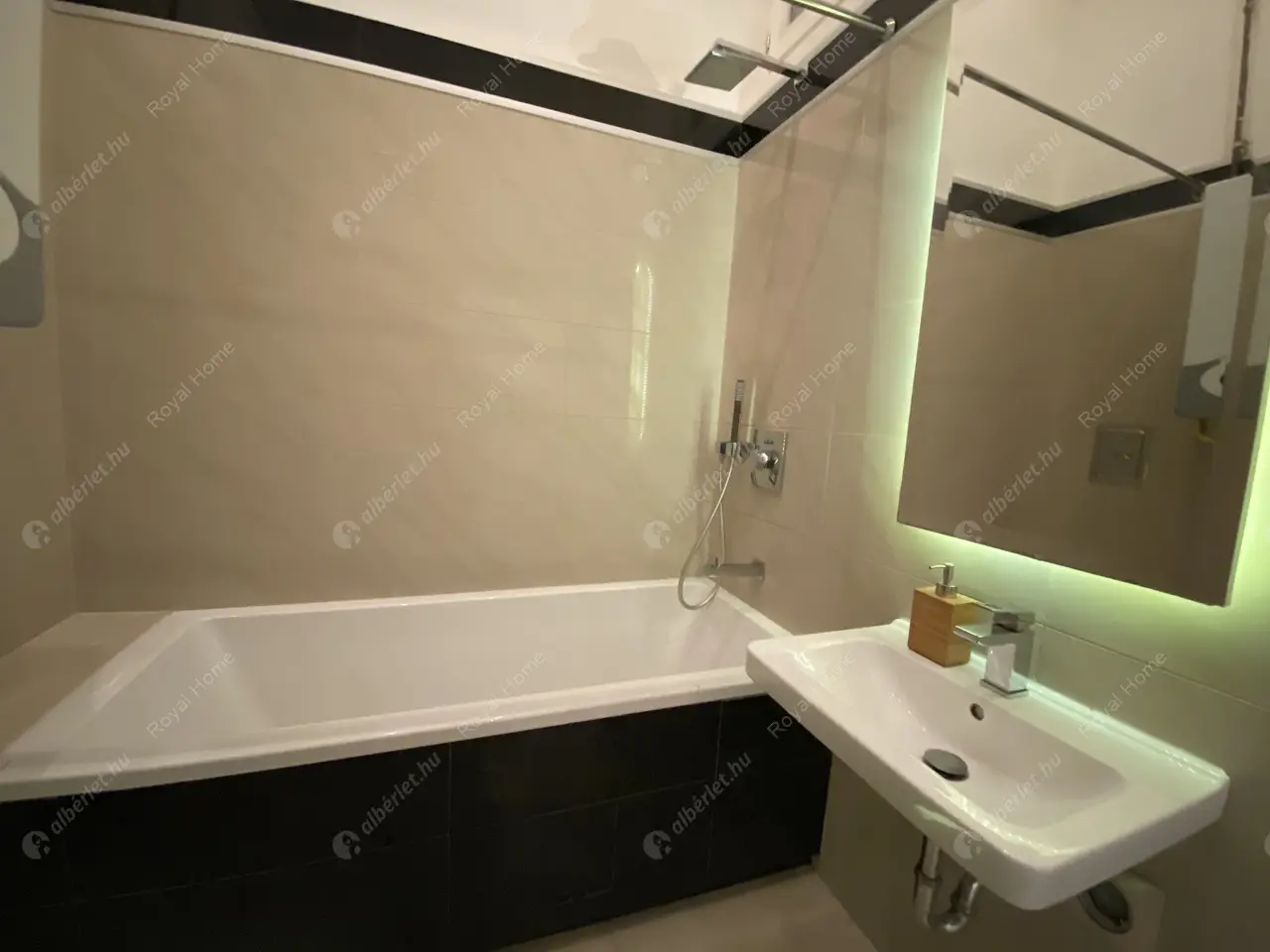 Kiadó albérlet 423000 Ft/hó áron: Budapest, VI. kerület  Vörösmarty utca. Mérete: 70 nm, 3 szobás | Alberlet.hu - 5011540