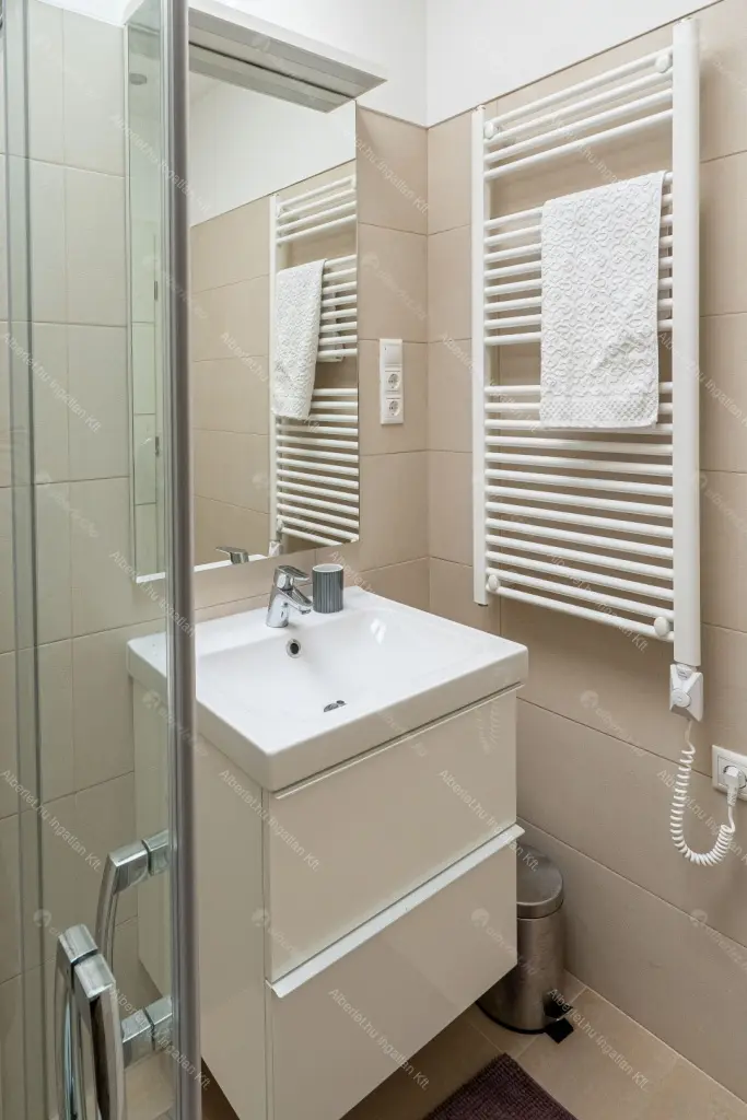 Kiadó albérlet 550000 Ft/hó áron: Budapest, VI. kerület  Vörösmarty utca. Mérete: 73 nm, 3 szobás | Alberlet.hu - 6701985