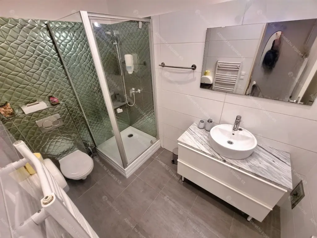 Kiadó albérlet 240000 Ft/hó áron: Budapest, VI. kerület  Zichy Jenő utca. Mérete: 45 nm, 2 szobás | Alberlet.hu - 6692071