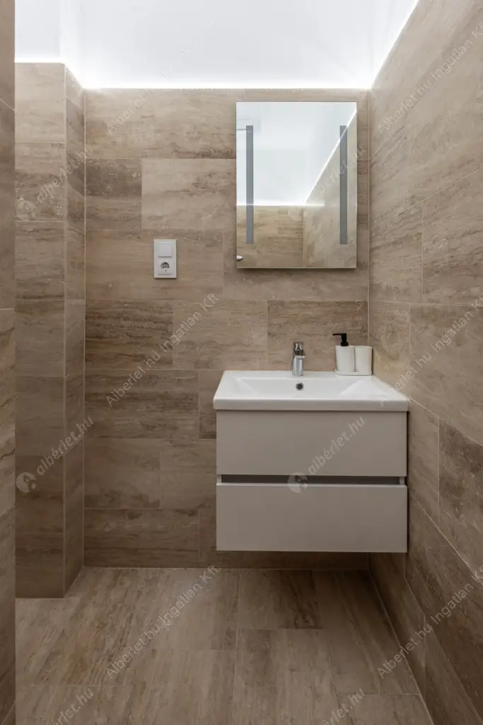 Kiadó albérlet 613000 Ft/hó áron: Budapest, VII. kerület  Akácfa utca. Mérete: 79 nm, 3 szobás | Alberlet.hu - 6554313