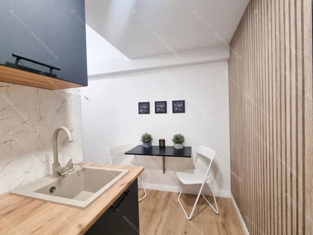 Kiadó albérlet 200000 Ft/hó áron: Budapest, VII. kerület  Almássy tér. Mérete: 30 nm, 1 szobás | Alberlet.hu - 6695774