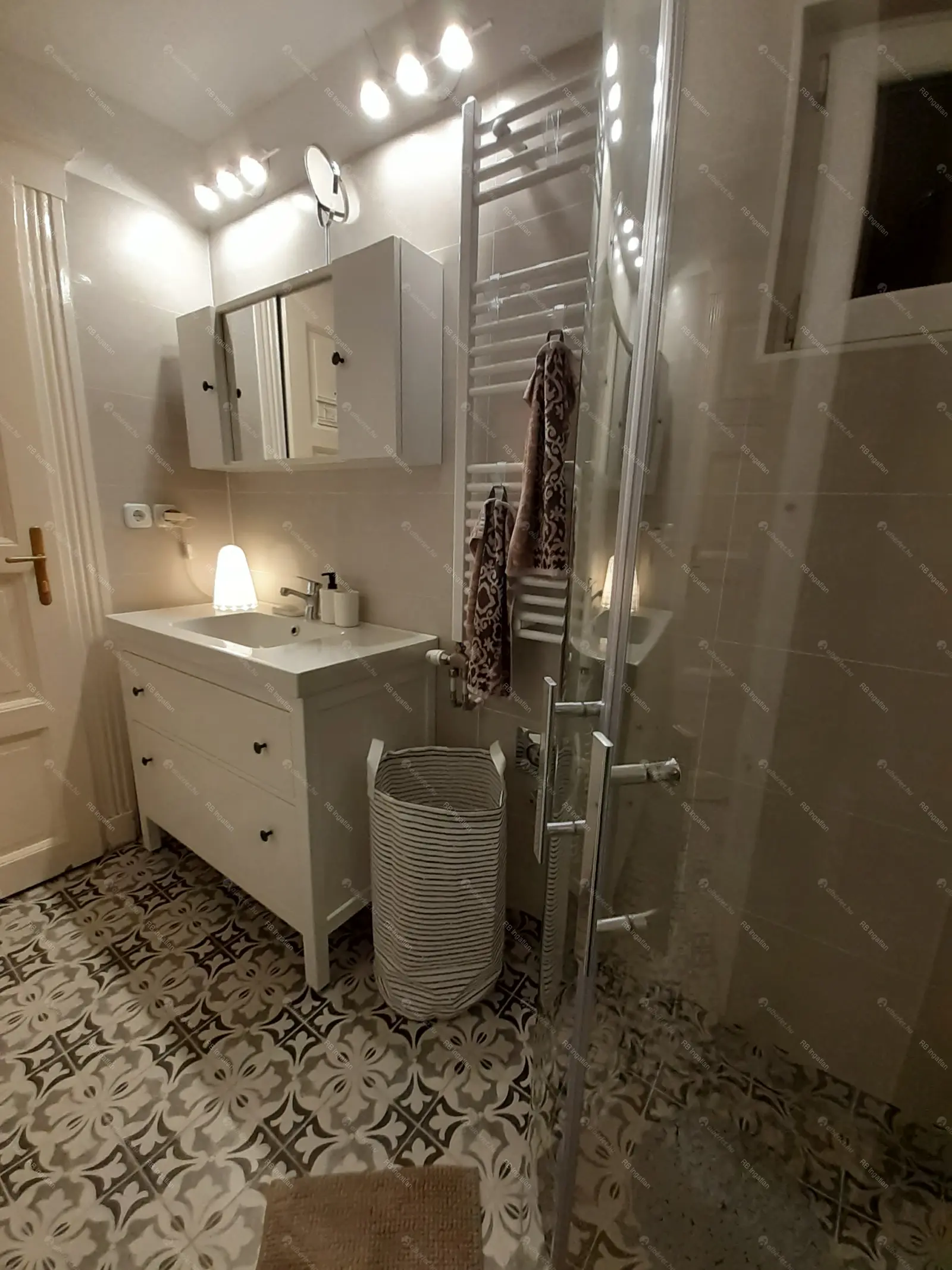 Kiadó albérlet 400000 Ft/hó áron: Budapest, VII. kerület  Bethlen Gábor tér. Mérete: 73 nm, 2 szobás | Alberlet.hu - 6646198