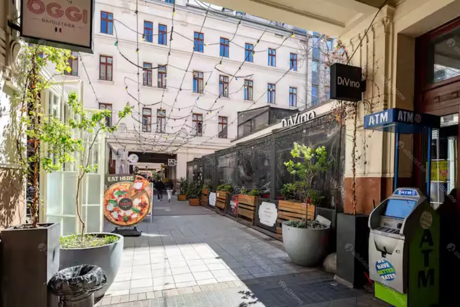 Kiadó albérlet 315000 Ft/hó áron: Budapest, VII. kerület  Gozsdu udvar. Mérete: 57 nm, 2 szobás | Alberlet.hu - 6657886