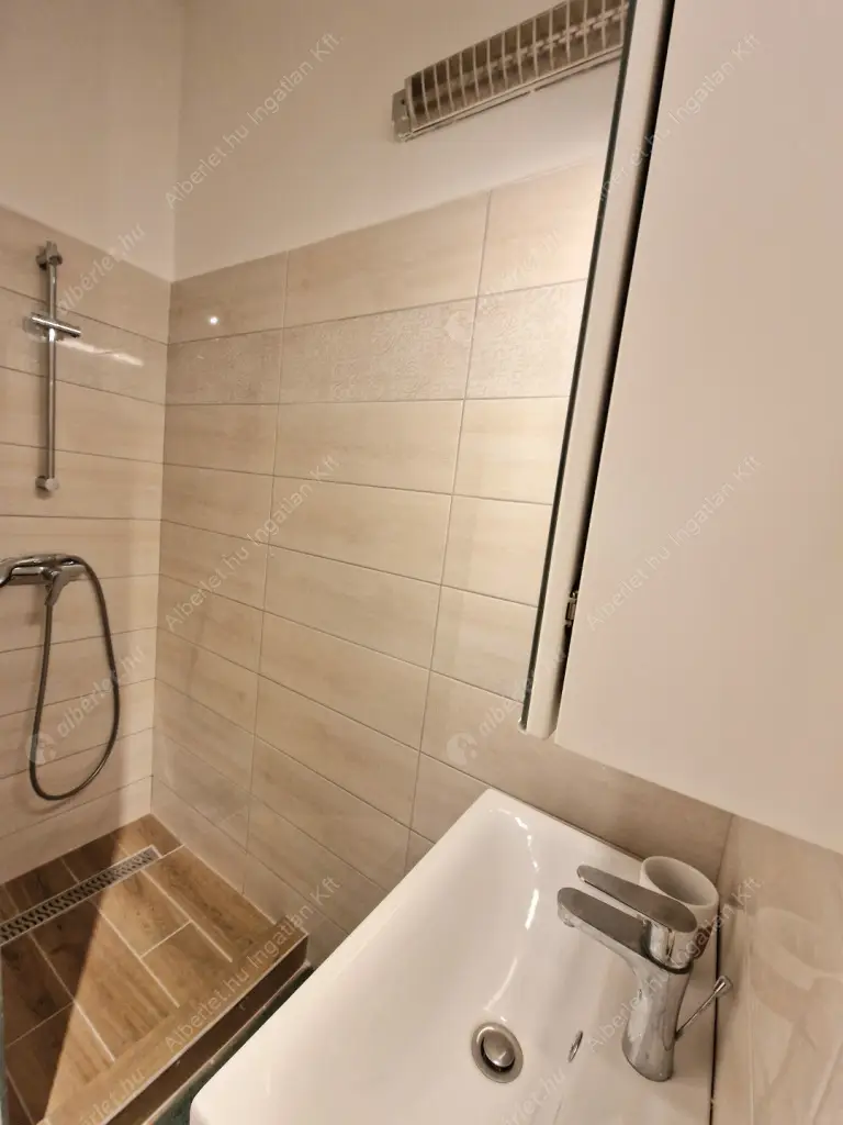 Kiadó albérlet 459000 Ft/hó áron: Budapest, VII. kerület  Huszár utca. Mérete: 80 nm, 3 szobás | Alberlet.hu - 6634119