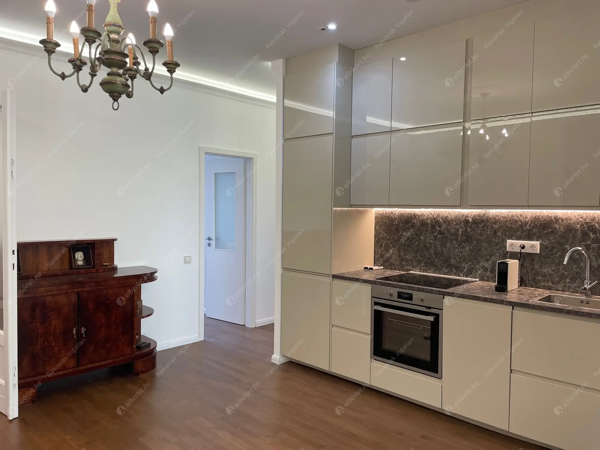 Kiadó albérlet 620000 Ft/hó áron: Budapest, VII. kerület  Károly körút. Mérete: 105 nm, 4 szobás | Alberlet.hu - 6211208