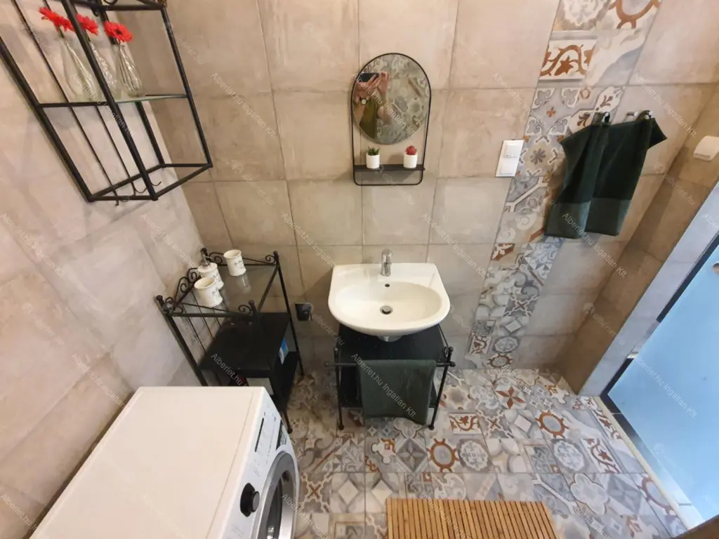 Kiadó albérlet 330000 Ft/hó áron: Budapest, VII. kerület  Király utca. Mérete: 65 nm, 2 szobás | Alberlet.hu - 6653804