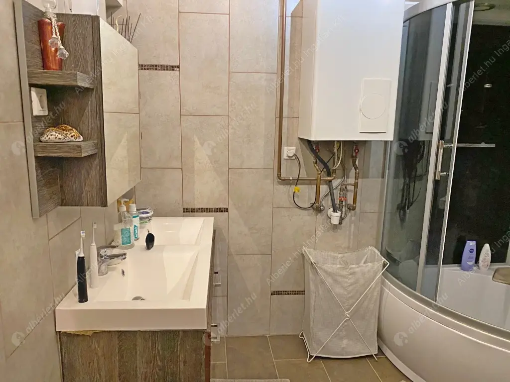 Kiadó albérlet 330000 Ft/hó áron: Budapest, VII. kerület  Rákóczi út. Mérete: 72 nm, 3 szobás | Alberlet.hu - 6173268