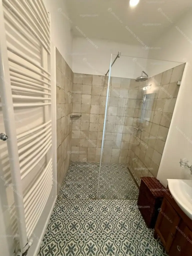 Kiadó albérlet 350000 Ft/hó áron: Budapest, VII. kerület  Thököly út. Mérete: 91 nm, 3 szobás | Alberlet.hu - 6679237