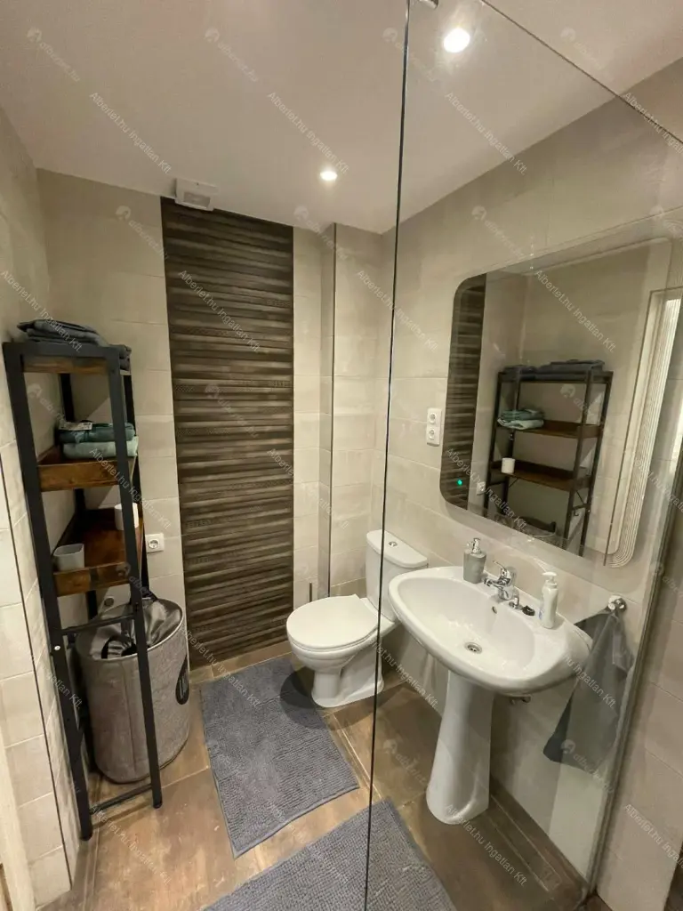 Kiadó albérlet 290000 Ft/hó áron: Budapest, VII. kerület  Wesselényi utca. Mérete: 65 nm, 1 szobás | Alberlet.hu - 6695343