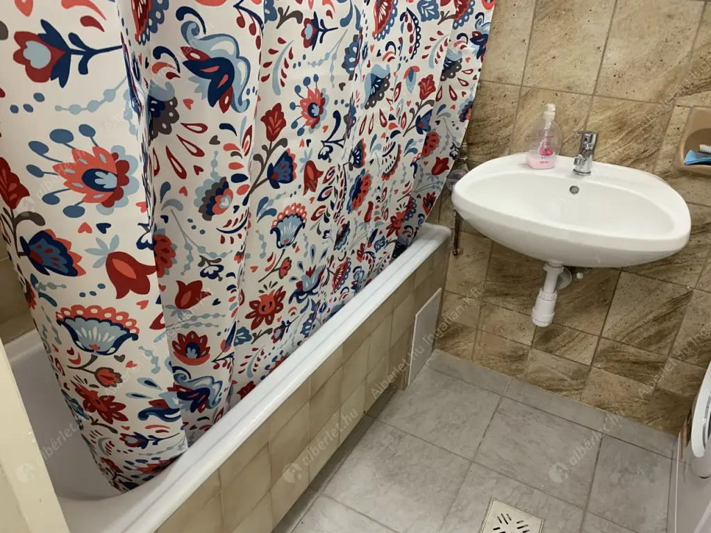 Kiadó albérlet 190000 Ft/hó áron: Budapest, VIII. kerület  Alföldi utca. Mérete: 38 nm, 1 szobás | Alberlet.hu - 6559847