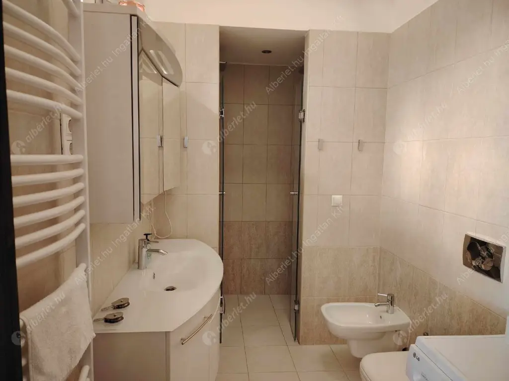 Kiadó albérlet 299000 Ft/hó áron: Budapest, VIII. kerület  Bezerédj utca. Mérete: 98 nm, 3 szobás | Alberlet.hu - 6589585