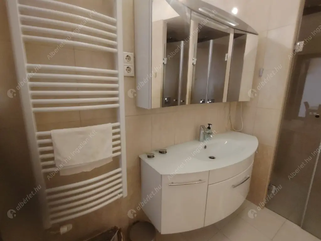 Kiadó albérlet 299000 Ft/hó áron: Budapest, VIII. kerület  Bezerédj utca. Mérete: 98 nm, 3 szobás | Alberlet.hu - 6589586