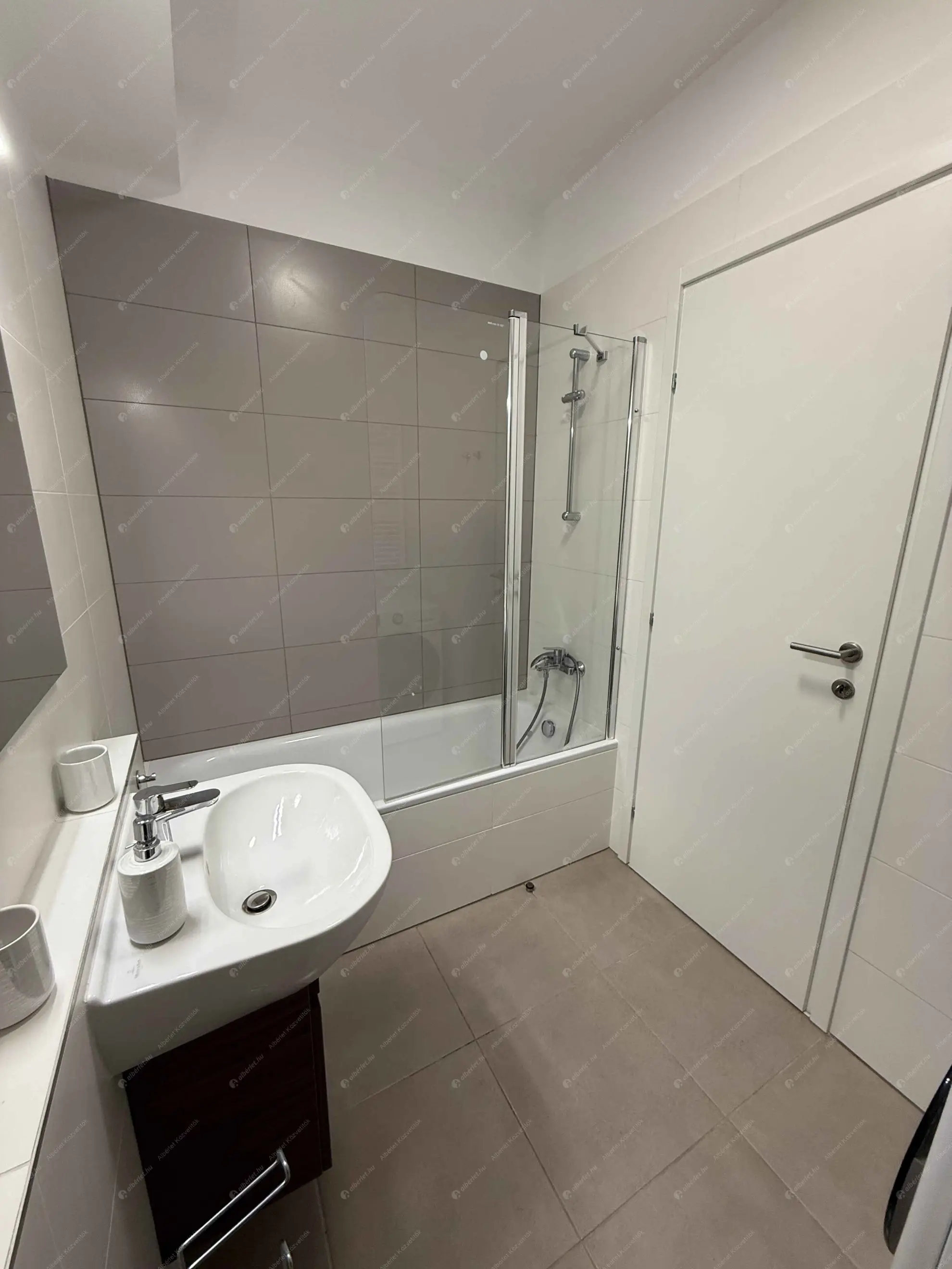 Kiadó albérlet 300000 Ft/hó áron: Budapest, VIII. kerület  Corvin sétány. Mérete: 38 nm, 1 szobás | Alberlet.hu - 6545200