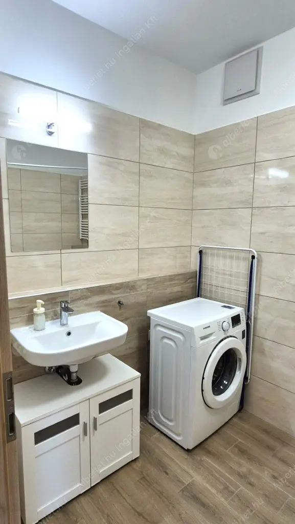 Kiadó albérlet 345000 Ft/hó áron: Budapest, VIII. kerület  Corvin sétány. Mérete: 44 nm, 2 szobás | Alberlet.hu - 6628816