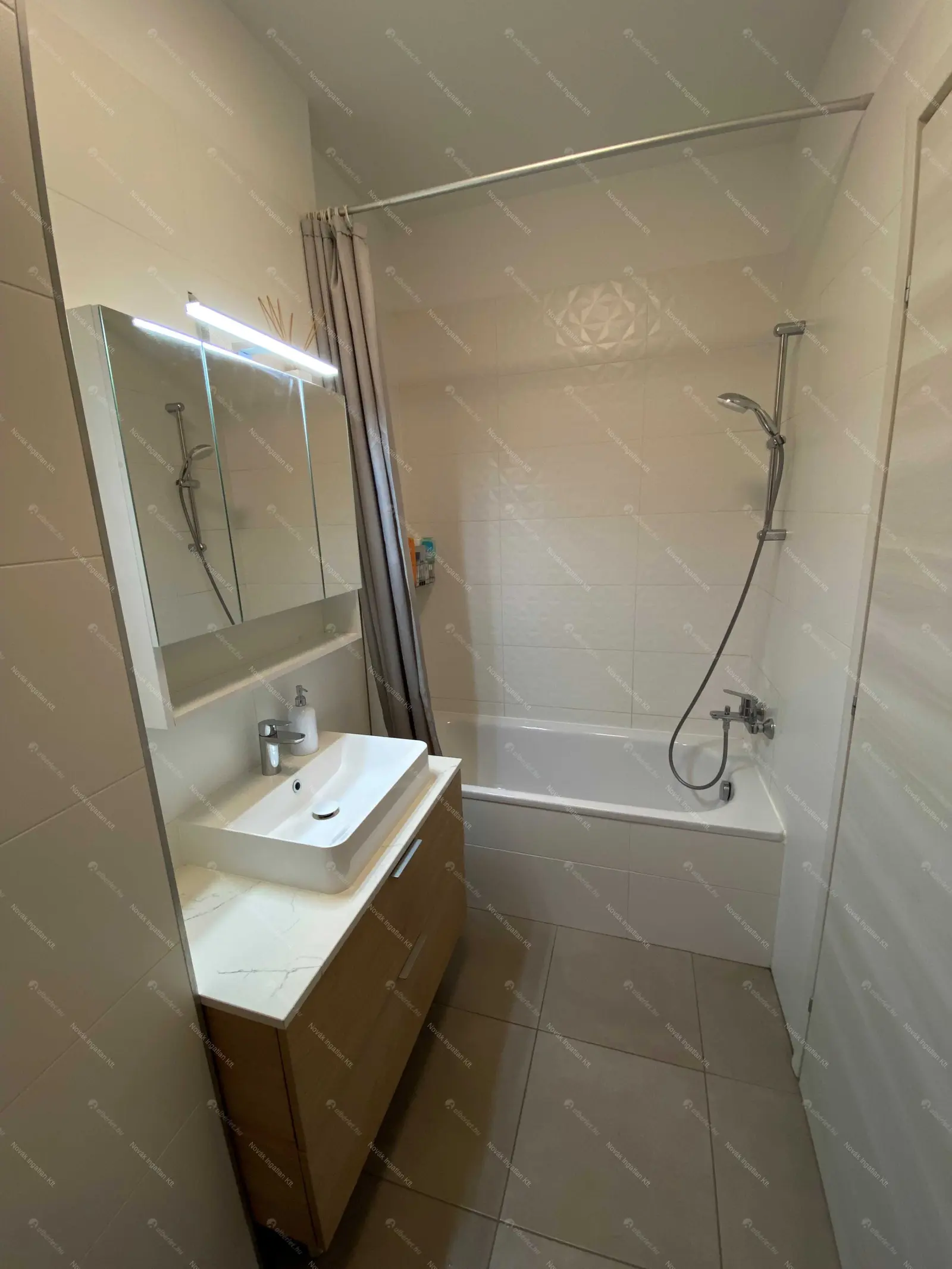 Kiadó albérlet 340000 Ft/hó áron: Budapest, VIII. kerület  Corvin sétány. Mérete: 45 nm, 2 szobás | Alberlet.hu - 6697171