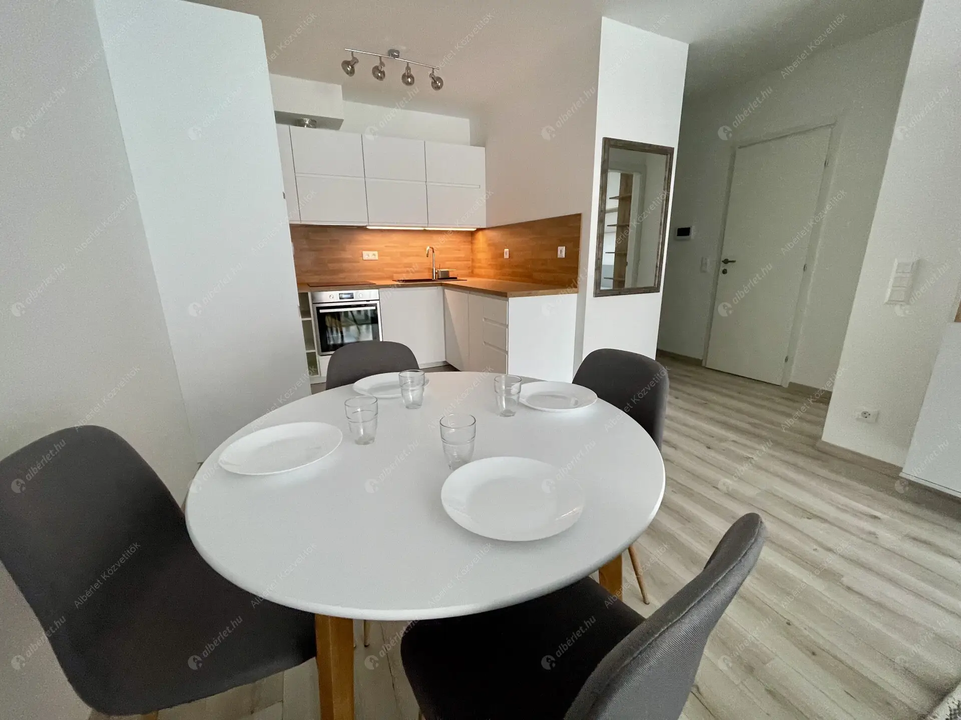Kiadó albérlet 300000 Ft/hó áron: Budapest, VIII. kerület  Corvin sétány. Mérete: 47 nm, 1 szobás | Alberlet.hu - 6555227