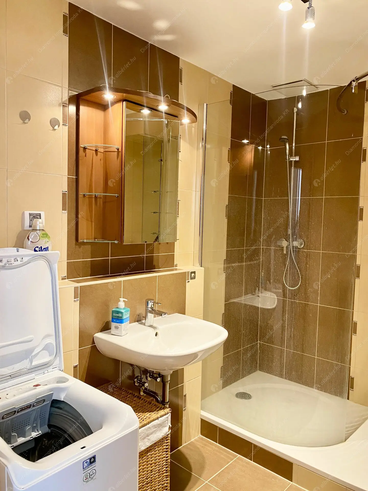 Kiadó albérlet 240000 Ft/hó áron: Budapest, VIII. kerület  Corvin sétány. Mérete: 49 nm, 2 szobás | Alberlet.hu - 6264549