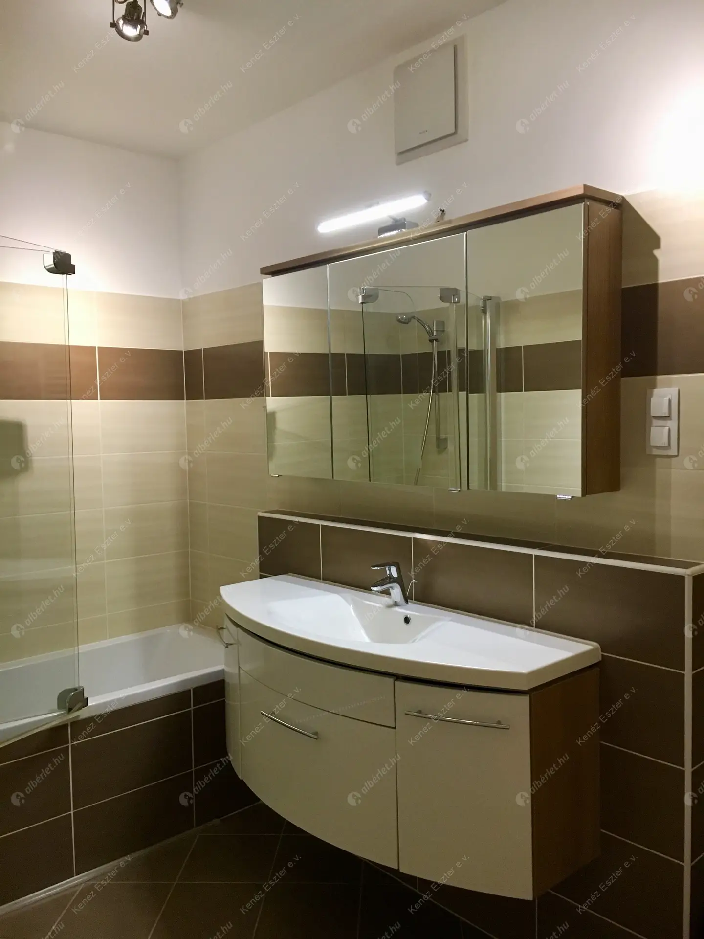 Kiadó albérlet 480000 Ft/hó áron: Budapest, VIII. kerület  Corvin sétány. Mérete: 80 nm, 3 szobás | Alberlet.hu - 6505574