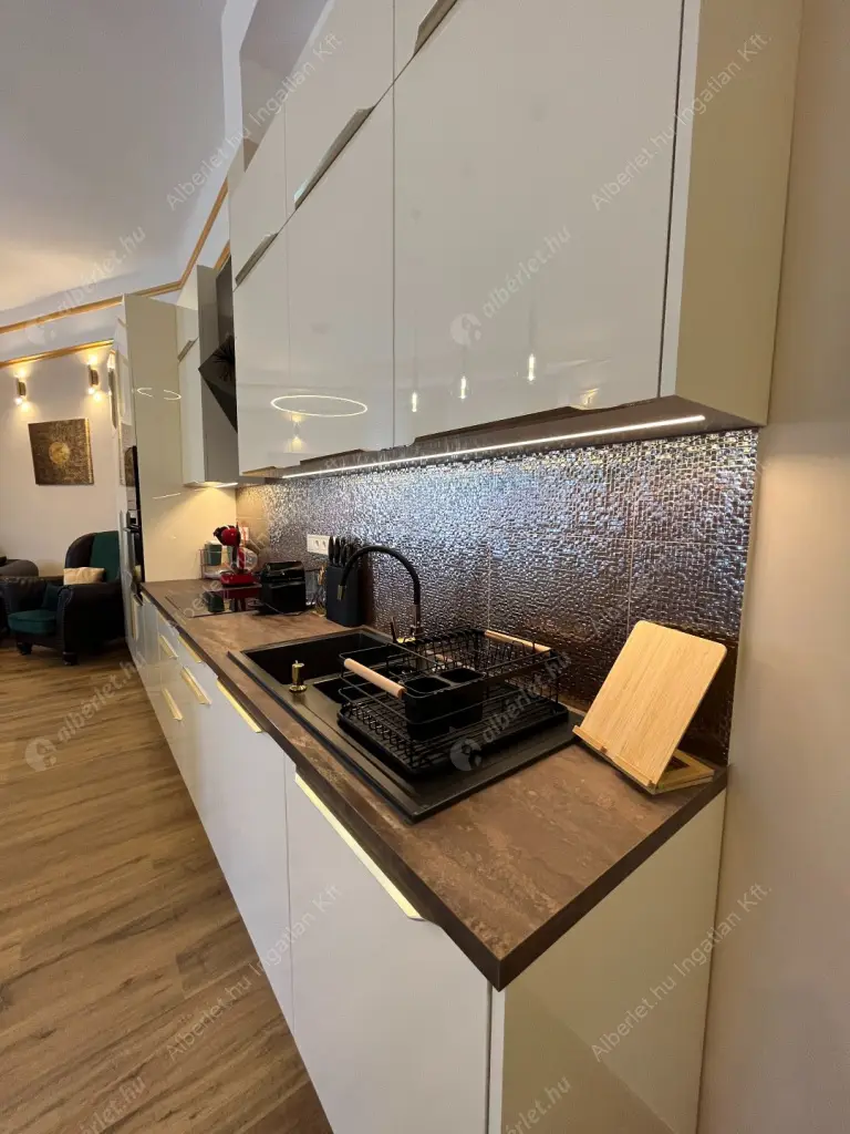 Kiadó albérlet 450000 Ft/hó áron: Budapest, VIII. kerület  Gutenberg tér. Mérete: 107 nm, 3 szobás | Alberlet.hu - 6575448