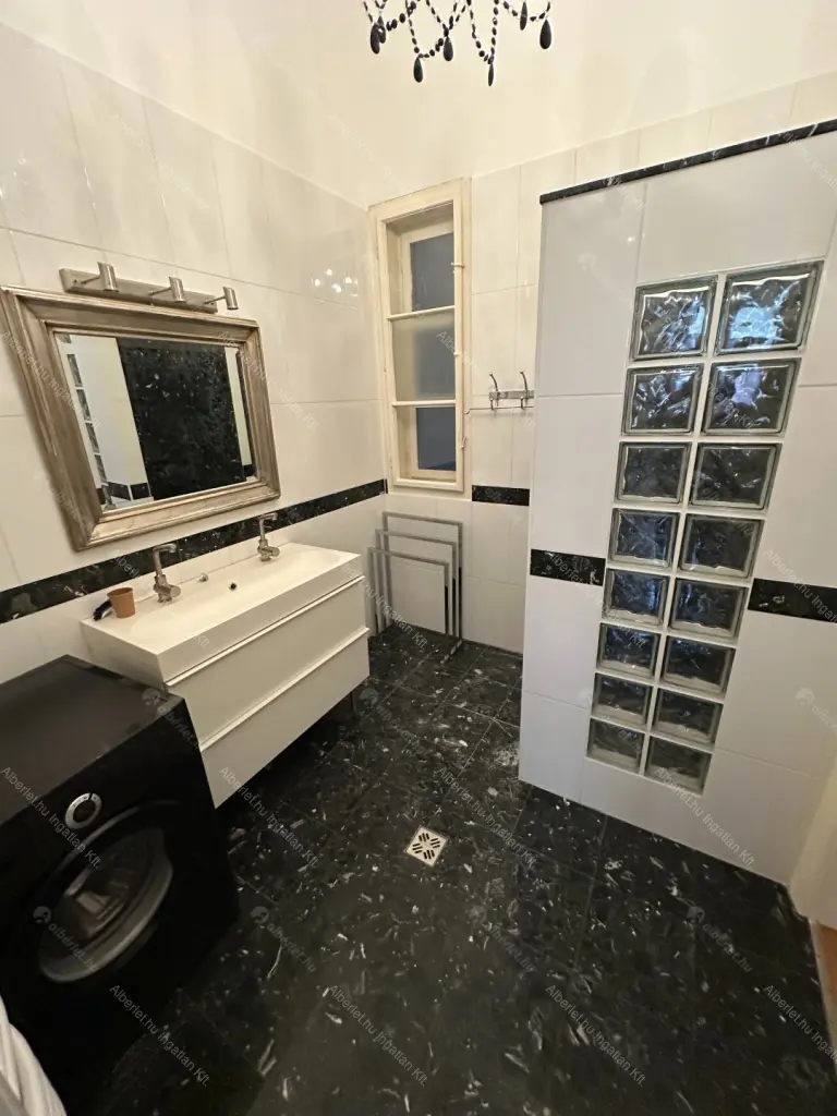 Kiadó albérlet 400000 Ft/hó áron: Budapest, VIII. kerület  Gutenberg tér. Mérete: 115 nm, 4 szobás | Alberlet.hu - 6659775