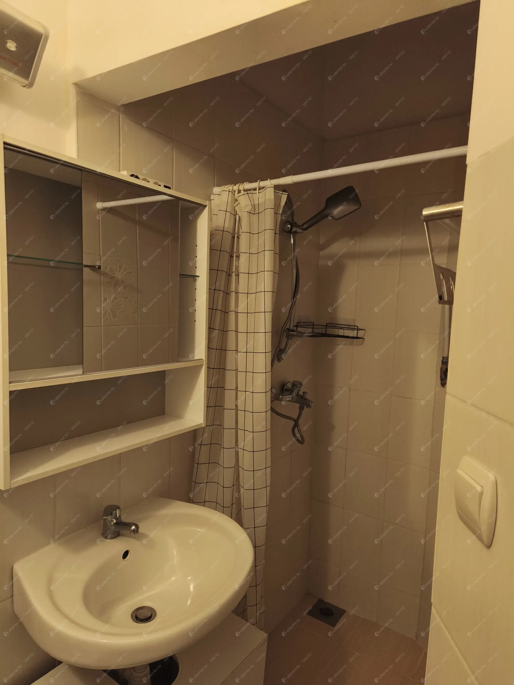 Kiadó albérlet 180000 Ft/hó áron: Budapest, VIII. kerület  Horváth Mihály tér. Mérete: 35 nm, 1 szobás | Alberlet.hu - 6633133