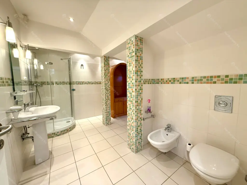 Kiadó albérlet 2507000 Ft/hó áron: Budapest, XII. kerület  Hegyalja út. Mérete: 491 nm, 11 szobás | Alberlet.hu - 6665917