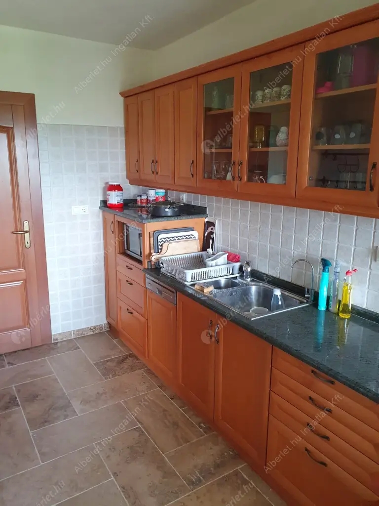 Kiadó albérlet 2200000 Ft/hó áron: Budapest, XII. kerület  Mártonvölgy utca. Mérete: 420 nm, 8 szobás | Alberlet.hu - 6530963