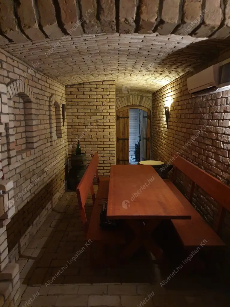 Kiadó albérlet 2200000 Ft/hó áron: Budapest, XII. kerület  Mártonvölgy utca. Mérete: 420 nm, 8 szobás | Alberlet.hu - 6530971