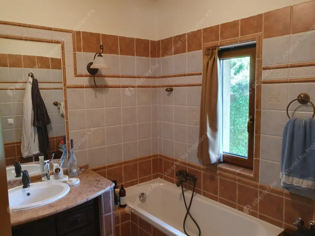 Kiadó albérlet 2200000 Ft/hó áron: Budapest, XII. kerület  Mártonvölgy utca. Mérete: 420 nm, 8 szobás | Alberlet.hu - 6530976