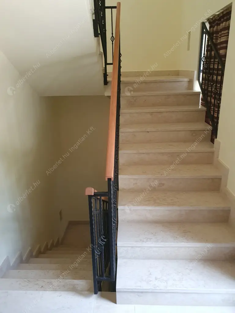 Kiadó albérlet 2200000 Ft/hó áron: Budapest, XII. kerület  Mártonvölgy utca. Mérete: 420 nm, 8 szobás | Alberlet.hu - 6530979