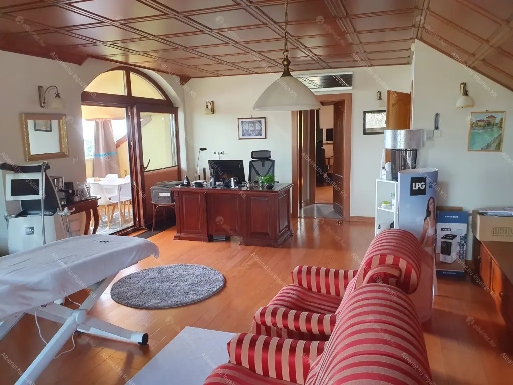 Kiadó albérlet 2200000 Ft/hó áron: Budapest, XII. kerület  Mártonvölgy utca. Mérete: 420 nm, 8 szobás | Alberlet.hu - 6634151