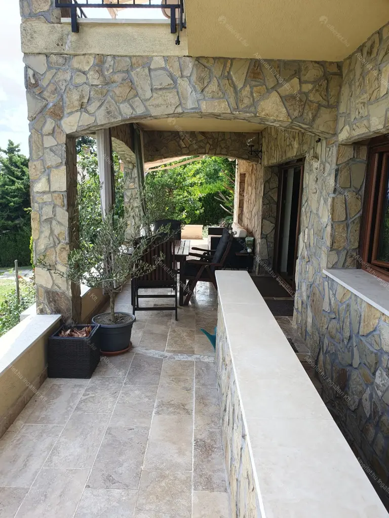 Kiadó albérlet 2200000 Ft/hó áron: Budapest, XII. kerület  Mártonvölgy utca. Mérete: 420 nm, 8 szobás | Alberlet.hu - 6634160