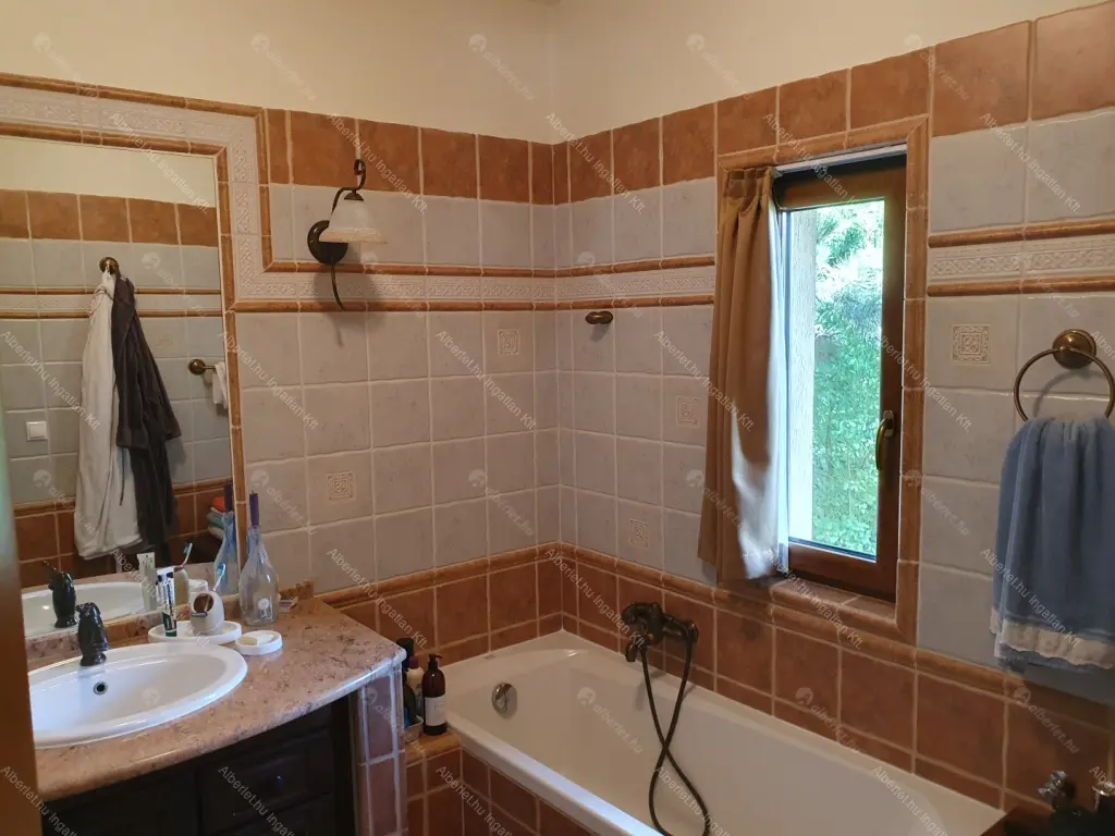 Kiadó albérlet 2200000 Ft/hó áron: Budapest, XII. kerület  Mártonvölgy utca. Mérete: 420 nm, 8 szobás | Alberlet.hu - 6634169