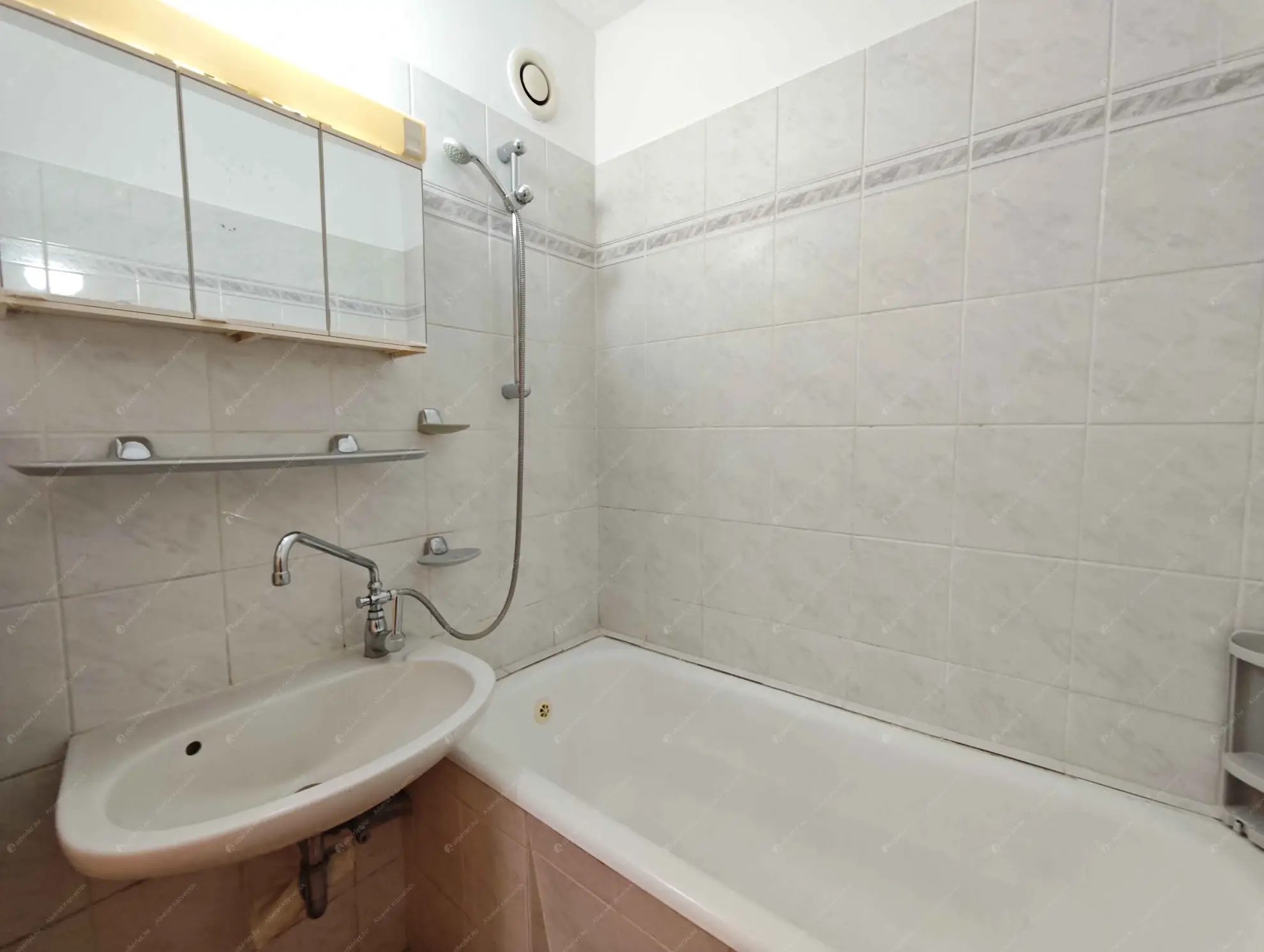 Kiadó albérlet 240000 Ft/hó áron: Budapest, XIII. kerület  Gogol utca. Mérete: 75 nm, 1 szobás | Alberlet.hu - 6596199