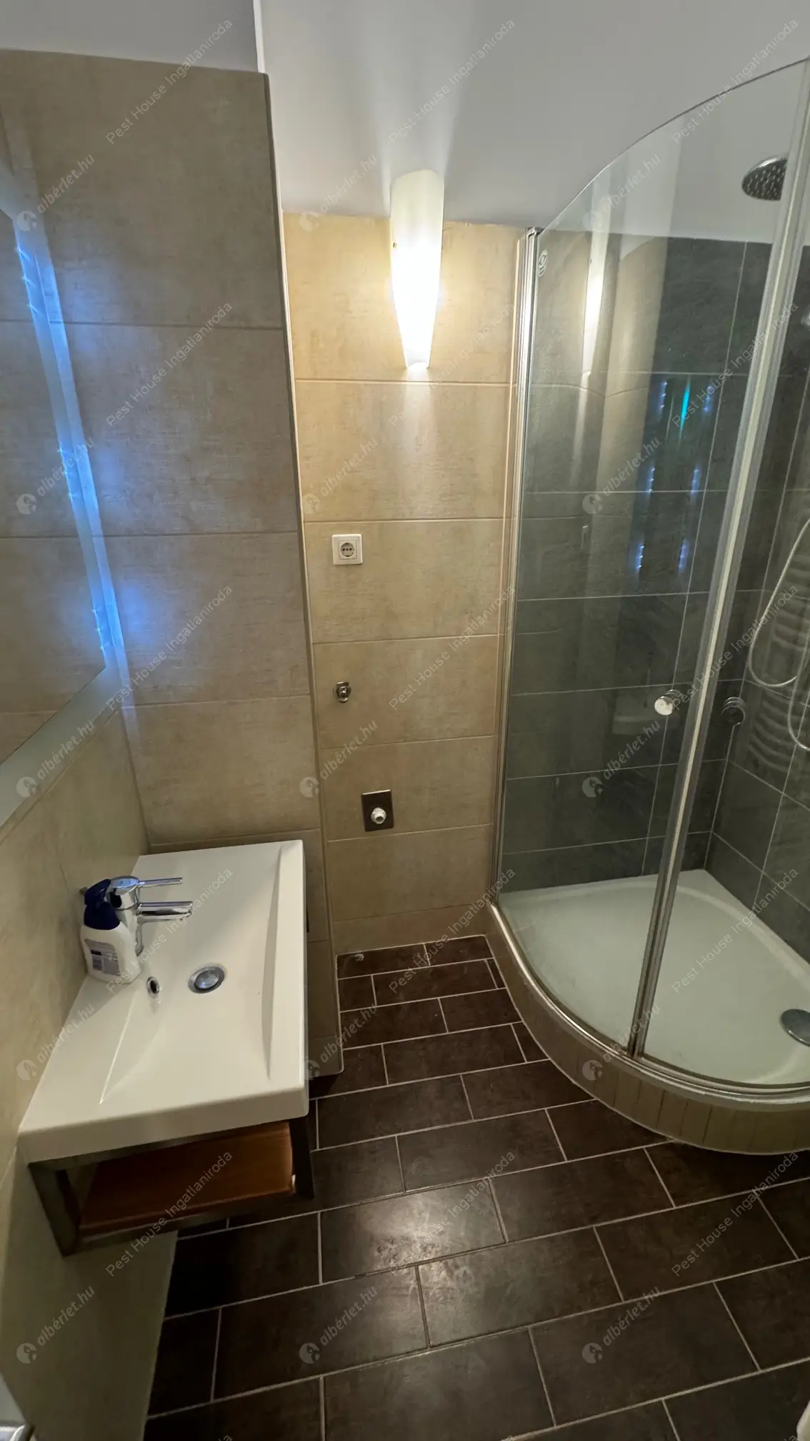 Kiadó albérlet 220000 Ft/hó áron: Budapest, XIII. kerület  Róbert Károly körút. Mérete: 43 nm, 2 szobás | Alberlet.hu - 6572594