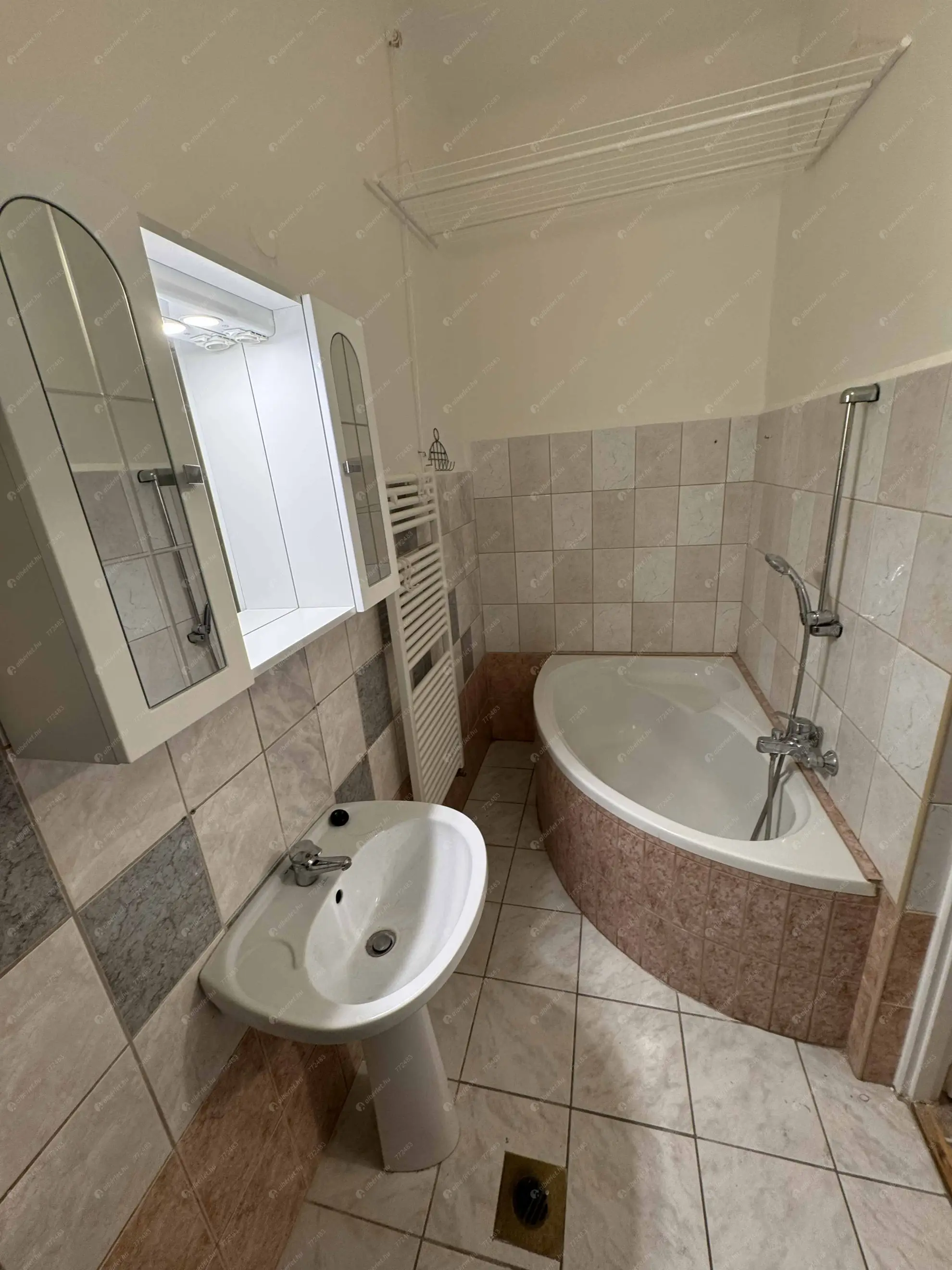 Kiadó albérlet 280000 Ft/hó áron: Budapest, XV. kerület  Bánk utca. Mérete: 50 nm, 1 szobás | Alberlet.hu - 6610685