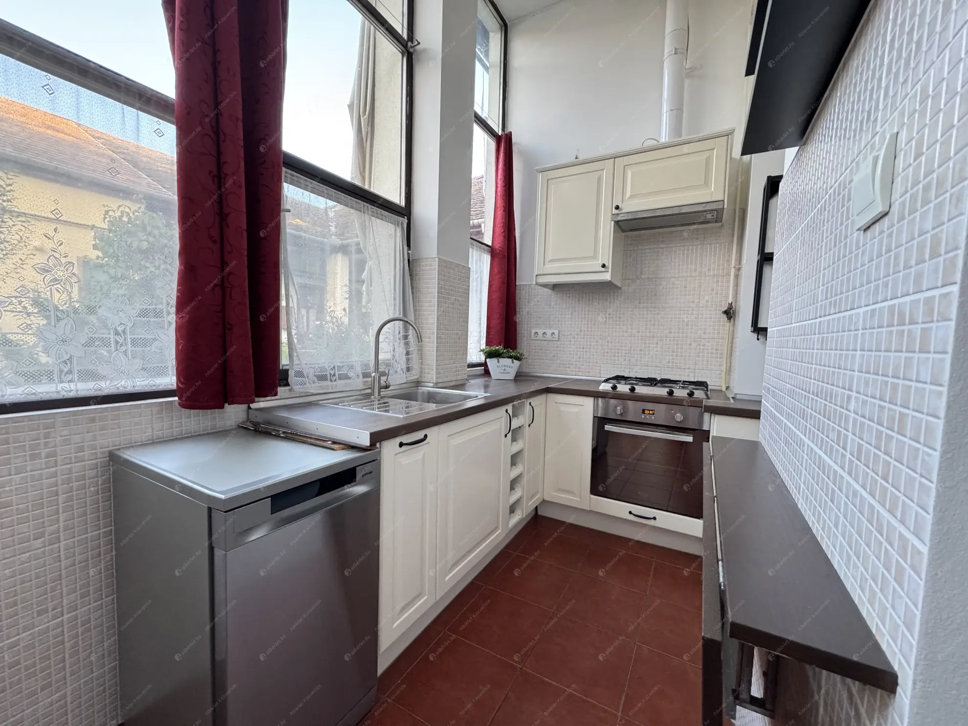 Kiadó albérlet 165000 Ft/hó áron: Budapest, XV. kerület  Bartók Béla út. Mérete: 40 nm, 1 szobás | Alberlet.hu - 6546835