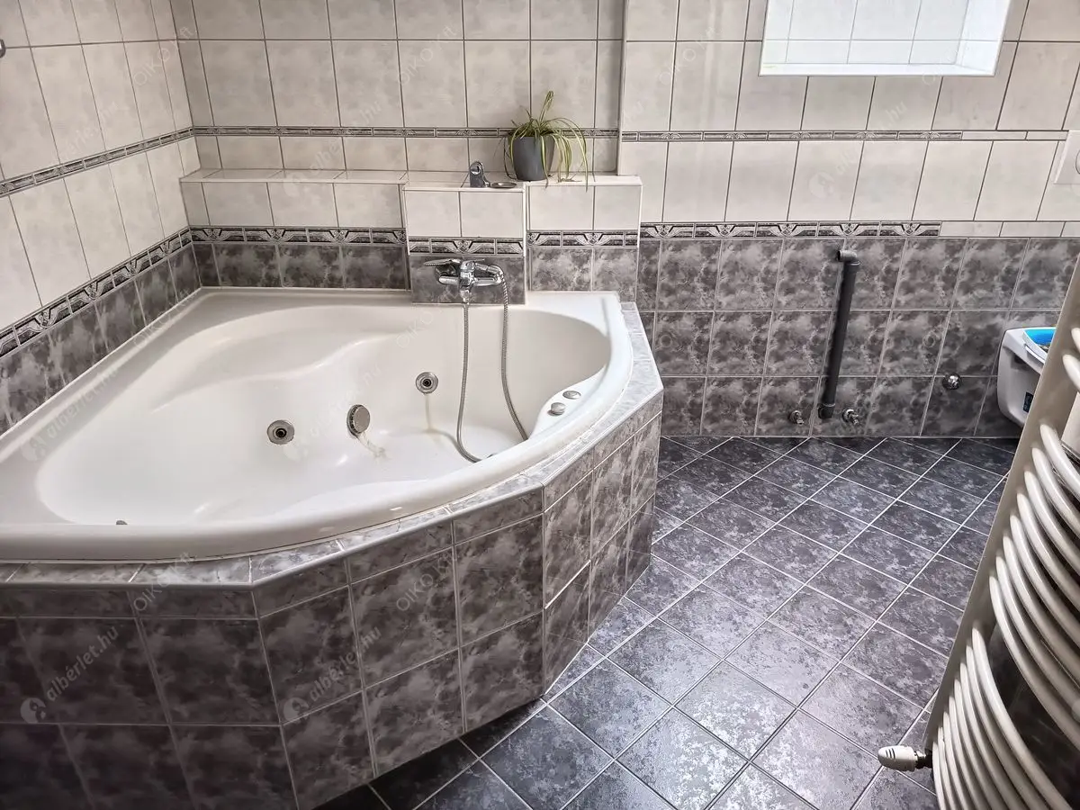 Kiadó albérlet 480000 Ft/hó áron: Budapest, XV. kerület  Madách utca. Mérete: 180 nm, 5 szobás | Alberlet.hu - 6570489