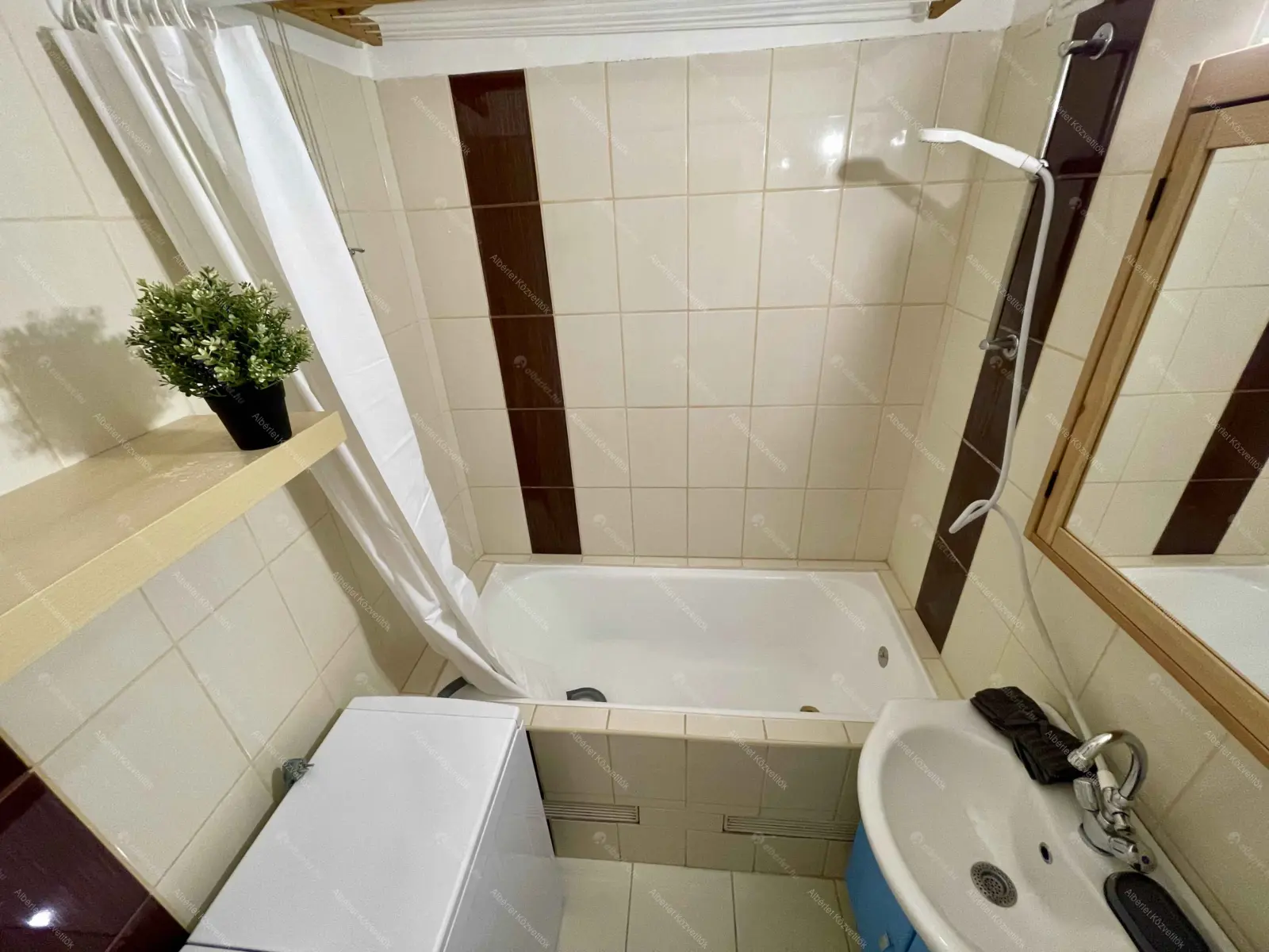 Kiadó albérlet 180000 Ft/hó áron: Budapest, XV. kerület  Mézeskalács tér. Mérete: 54 nm, 2 szobás | Alberlet.hu - 6680721