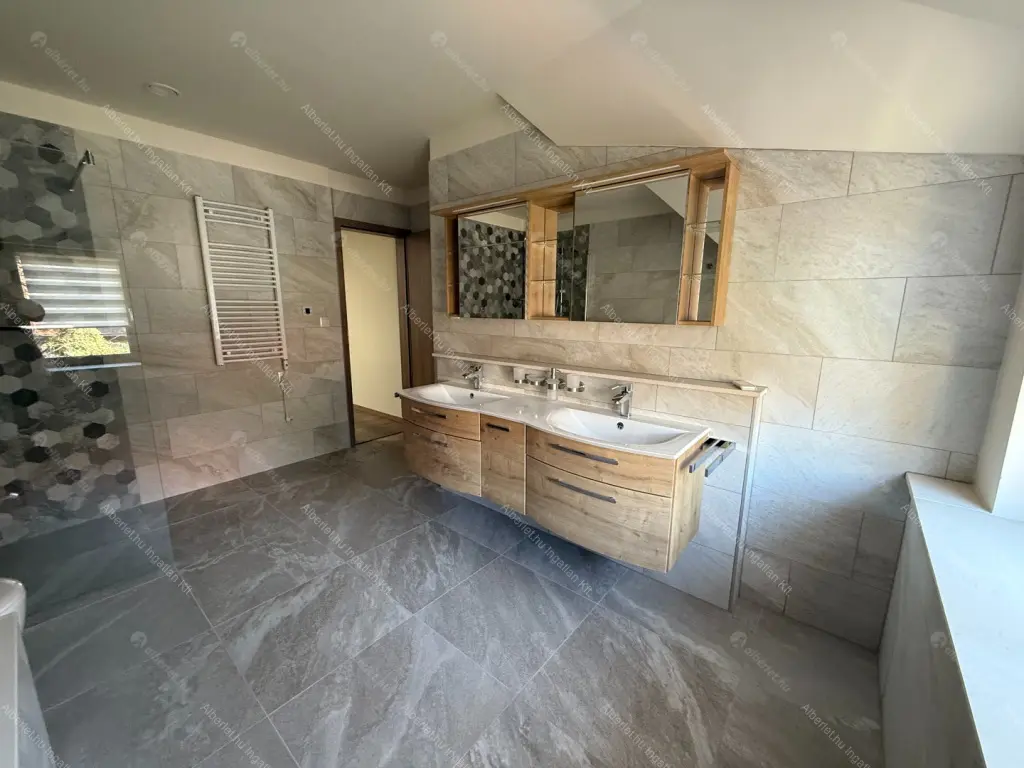 Kiadó albérlet 1590000 Ft/hó áron: Budapest, XVI. kerület  Huszár utca. Mérete: 388 nm, 8 szobás | Alberlet.hu - 6694738