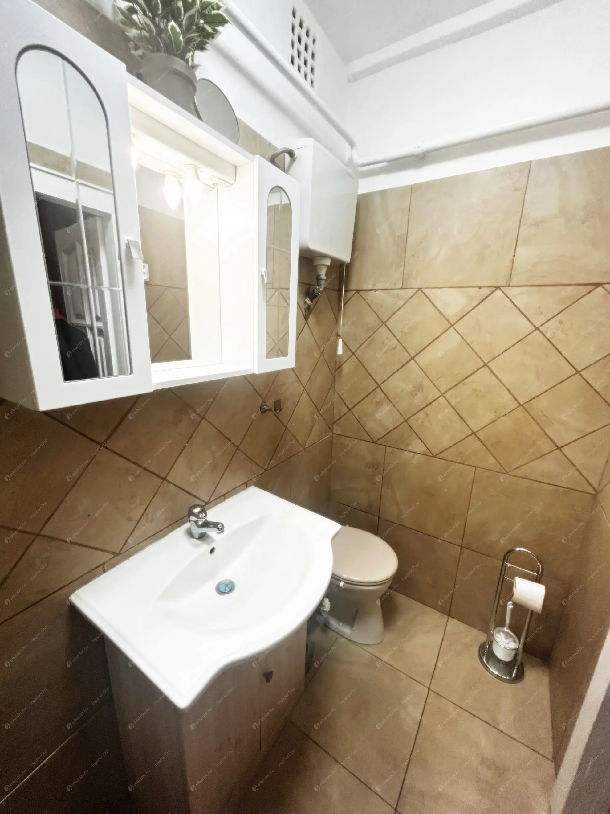 Kiadó albérlet 220000 Ft/hó áron: Budapest, XVI. kerület  Koronafürt utca. Mérete: 51 nm, 1 szobás | Alberlet.hu - 6599664