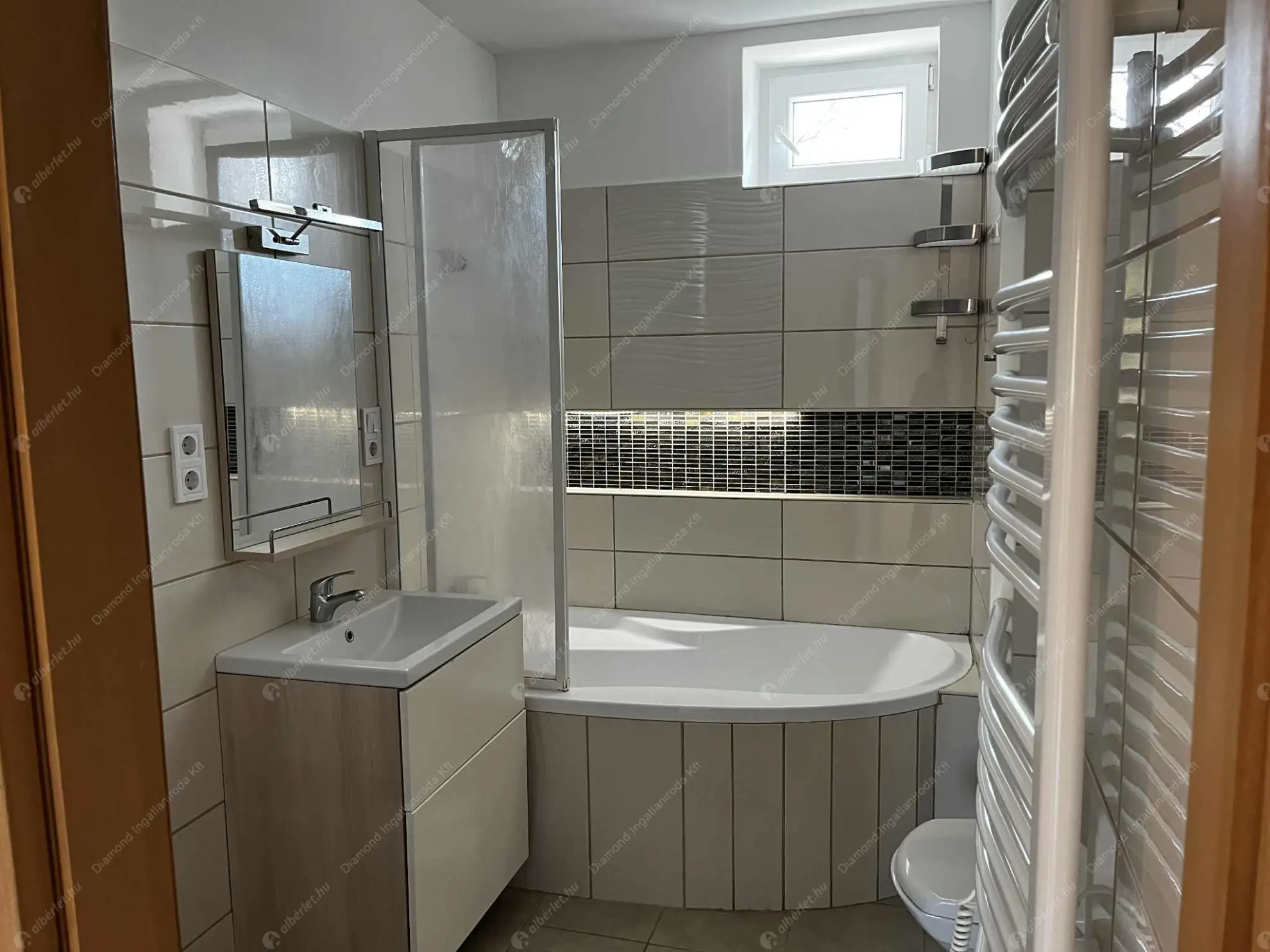 Kiadó albérlet 399000 Ft/hó áron: Budapest, XVI. kerület  Kossuth Lajos utca. Mérete: 90 nm, 4 szobás | Alberlet.hu - 6592741