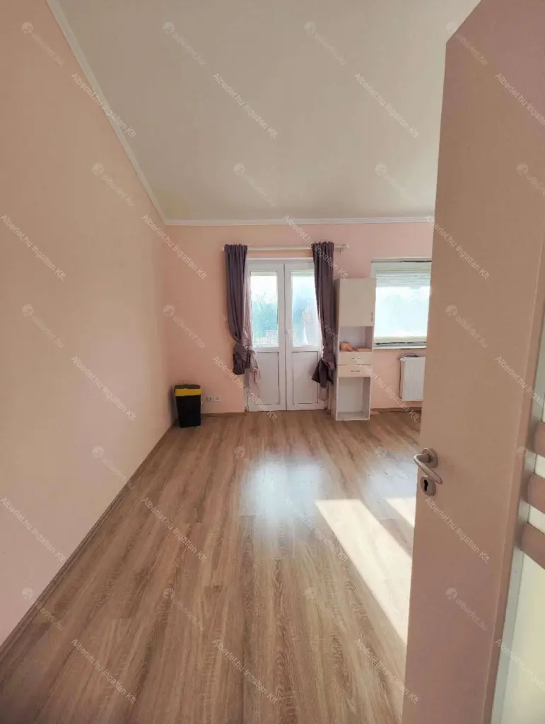 Kiadó albérlet 450000 Ft/hó áron: Budapest, XVI. kerület  Lapos köz. Mérete: 166 nm, 5 szobás | Alberlet.hu - 6706585