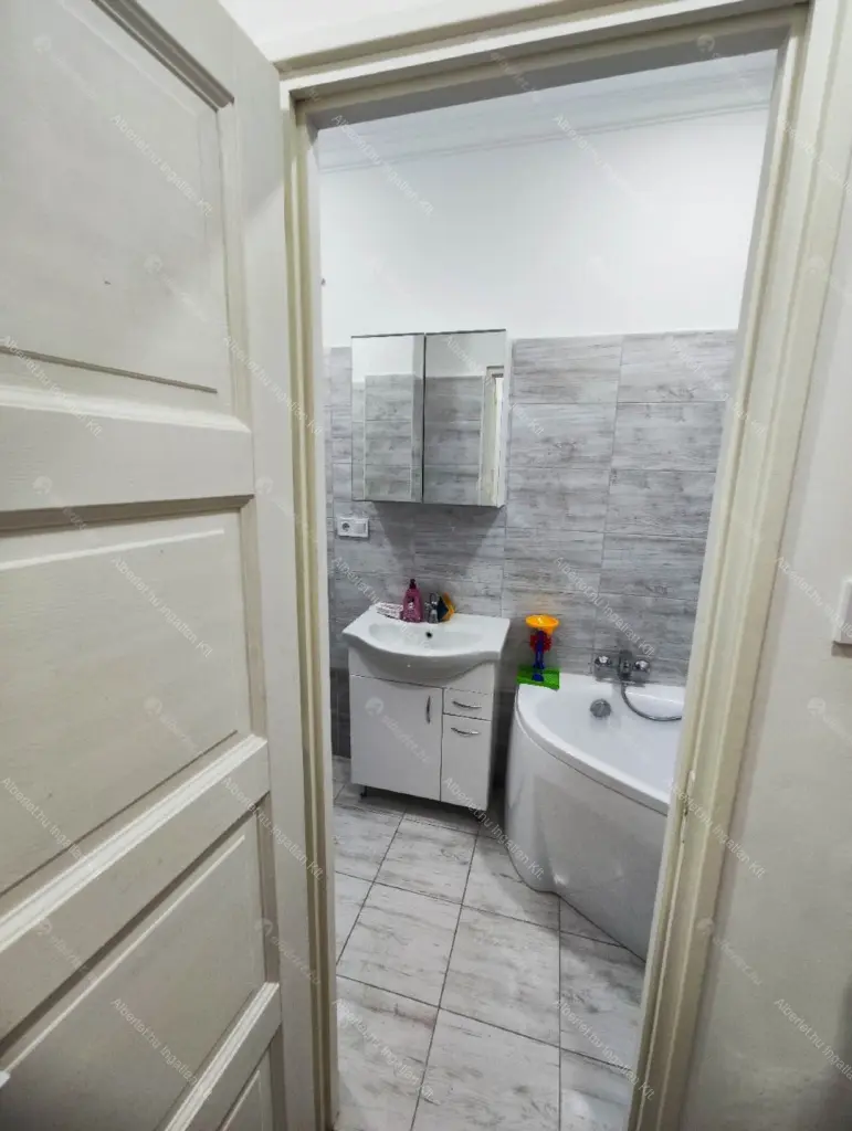 Kiadó albérlet 450000 Ft/hó áron: Budapest, XVI. kerület  Lapos köz. Mérete: 166 nm, 5 szobás | Alberlet.hu - 6706604